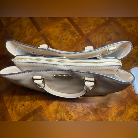 Michael Kors Beige Bag - Picture 3 of 11